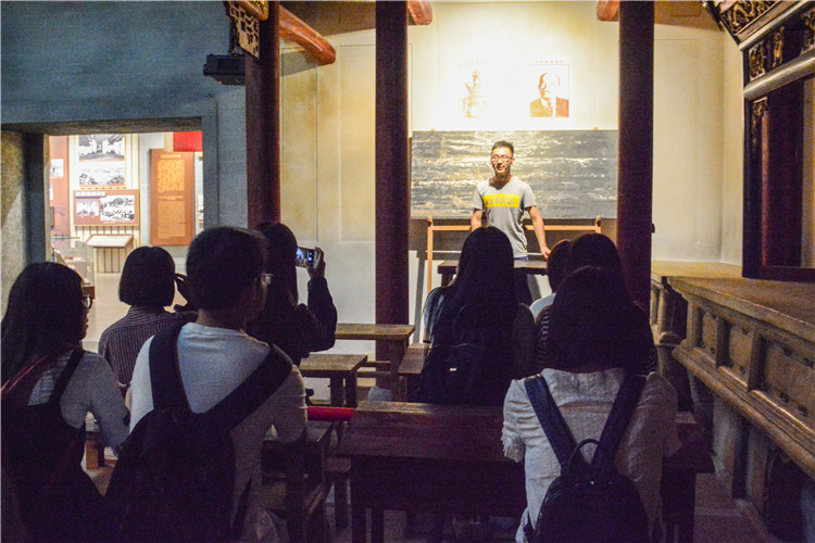 同学们在纪念馆内体会当年峥嵘岁月 钟清羽.JPG