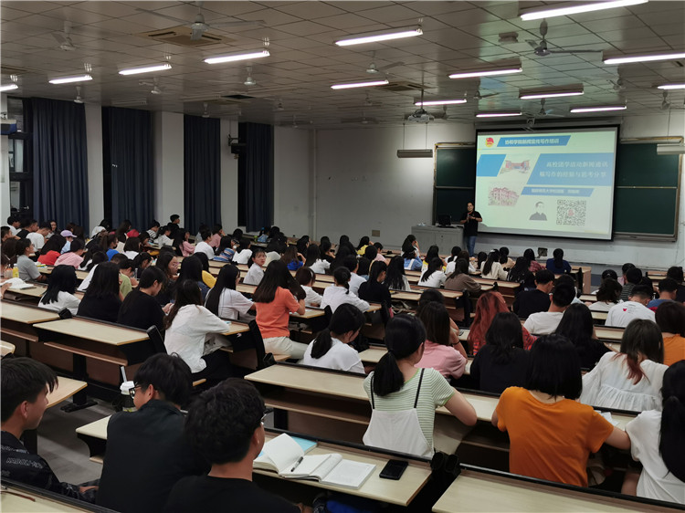 刘晓晖老师在为学生记者上新闻写作技巧课.jpg