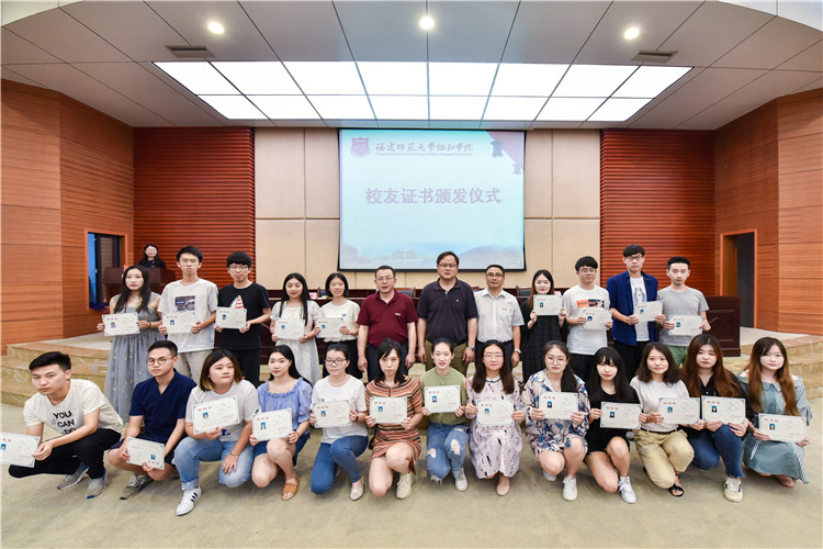 国际教育学院SQA HND项目2015级全体结业学生合影 杨竞雯摄 (3).JPG