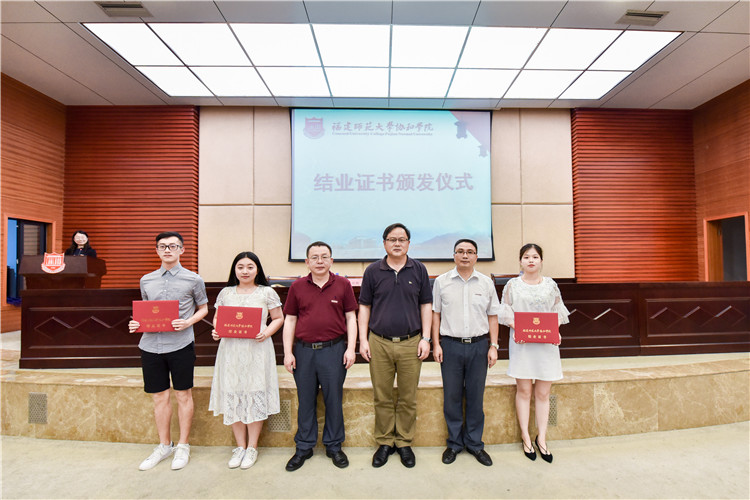 学院领导和国外院校代表为SQA HND项目2015级学生代表颁发证书 杨竞雯摄.JPG