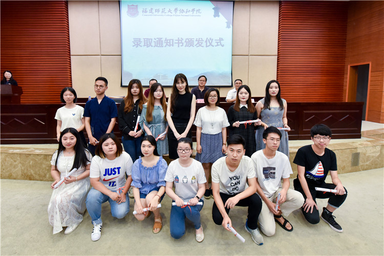 国际教育学院SQA HND项目2015级学生结业典礼合照 杨竞雯摄 (4).JPG
