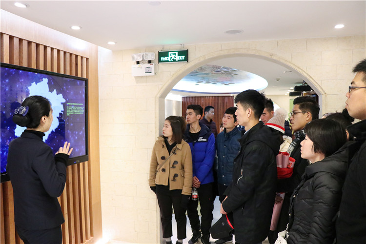 开云手机入口经济与法学系寒假实践队参观中国银行行史馆(1).jpg