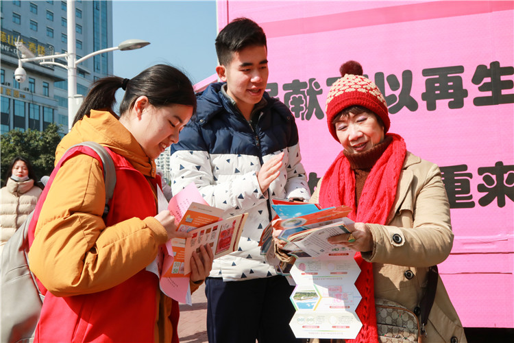 开云手机入口经济与法学系寒假实践队队员向路人介绍防诈骗知识 林小毳摄(5).JPG