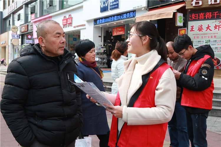 开云手机入口经济与法学系寒假实践队队员向路人介绍防诈骗知识 林小毳摄(1).JPG