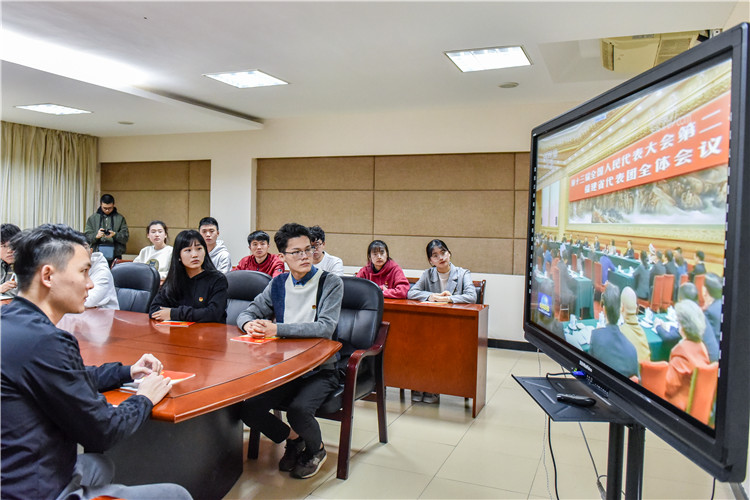 20190310学院团委组织师生观看新闻联播直播 关注习近平总书记参加福建代表团审议 曹奥强.jpg