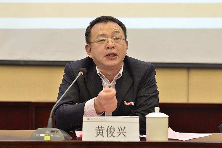 20161228我院总结表彰2016年毕业生就业工作动员部署2017年毕业生就业创业工作黄俊兴常务副书记讲话 林响 (9)_副本.jpg