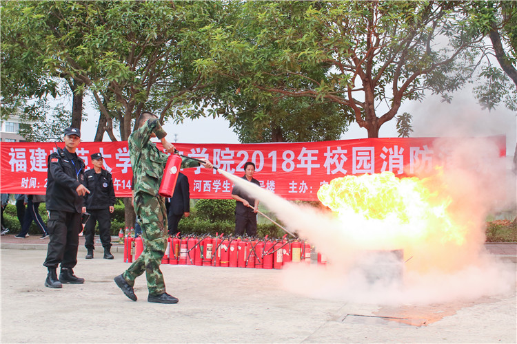 20181114 消防官兵演示灭火器的使用方法 何晨茜摄 (3).JPG
