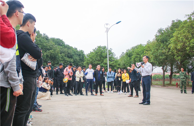 20181114 陈晓斌书记对同学们给予消防安全知识 何晨茜摄 (7).JPG