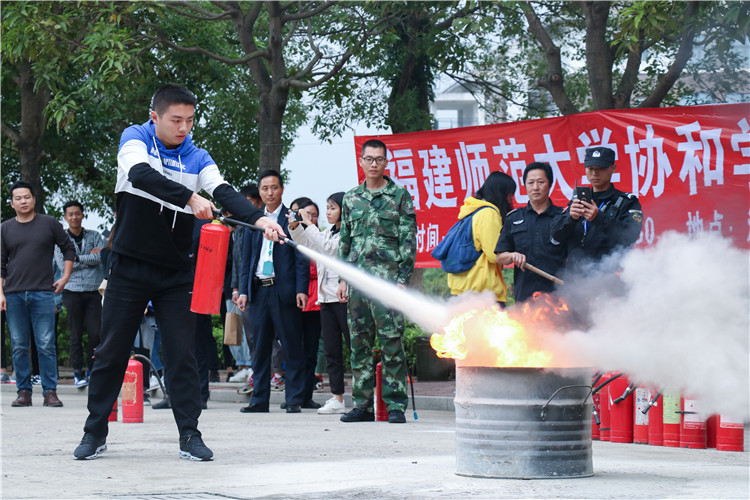 20181114 学生使用灭火器 马颖摄-4.jpg