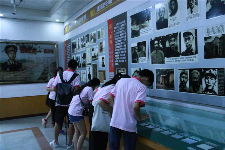 12日 同学们在认真参观福音医院.jpg
