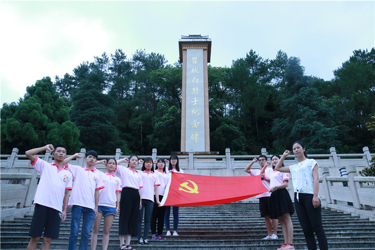12日 在瞿秋白纪念碑前宣读入党誓词.jpg