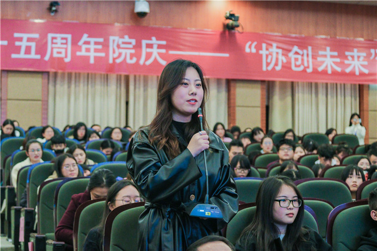 20181130 协创未来 青年创客论坛现场同学向四位创客提出自己的疑问 林小毳摄 .jpg