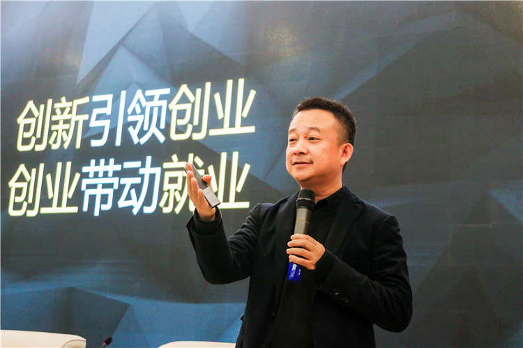 20181130 袁凌向同学们介绍青年团体应该如何创业 林小毳摄 (2).jpg