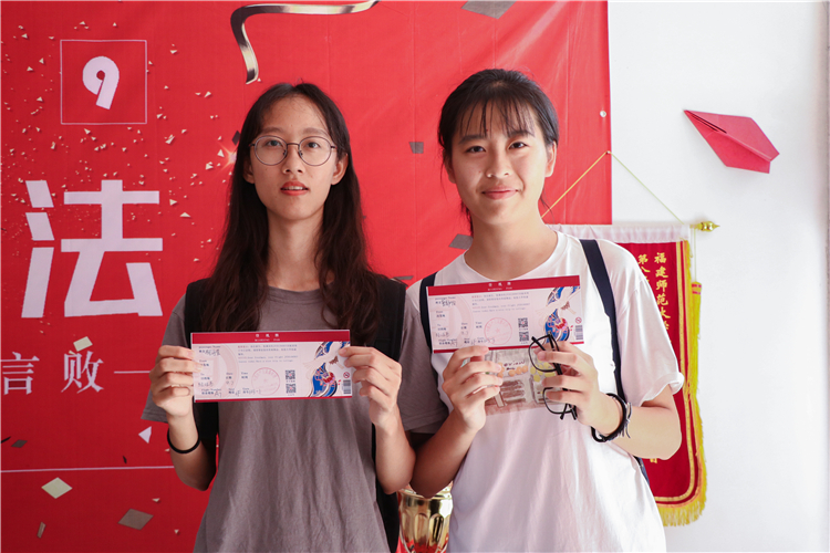 20190907 经法系特色入学卡合影 张婉星摄.jpg