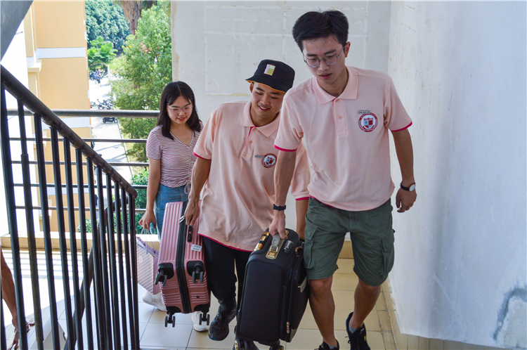 20190907 外语系大二学生为新生搬运行李 陈子淳摄.jpg