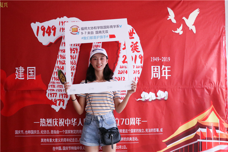 20190907 国商系kt版新生合影 张婉星摄.jpg