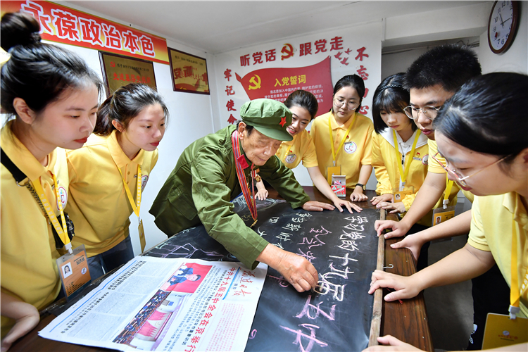 20201108大学生记者与抗美援朝老兵共学十九届五中全会精神 林辉(福建日报)摄 (3).jpg