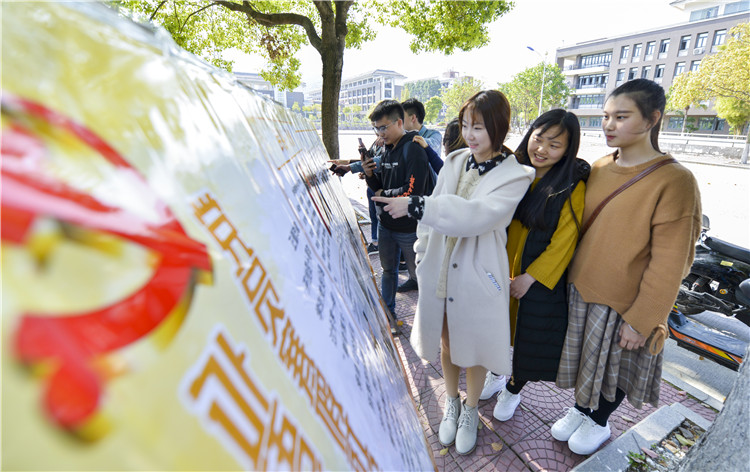 学生们观看“旧貌·新颜”“民俗风情”展览 林响摄 (2).jpg