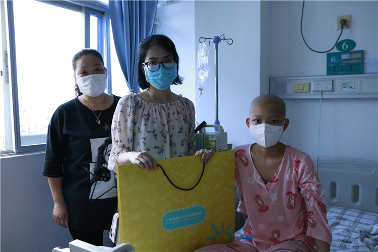 管理学系老师与住院患儿合影 施轩杰摄.JPG