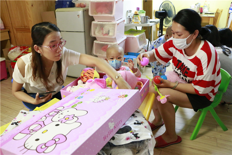 管理学系老师与孩子们一起拆礼物 施轩杰摄.JPG
