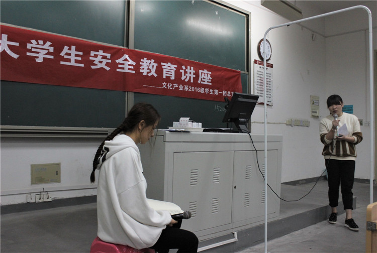 同学们在表演情景剧 袁霞/摄.JPG