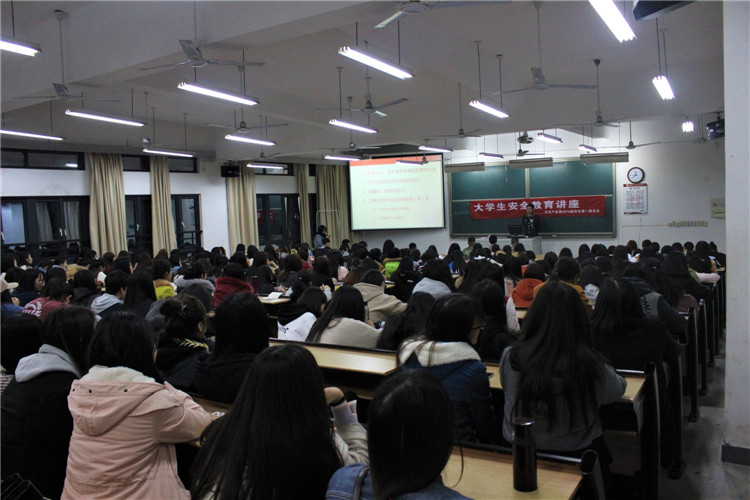 同学们在听讲座 袁霞/摄.JPG