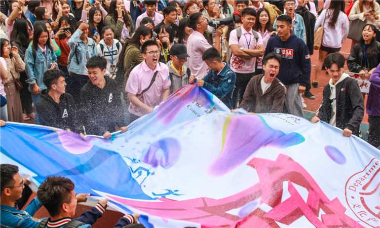 文产系学子为庆祝闭幕式呐喊 黄慧钦摄.jpg
