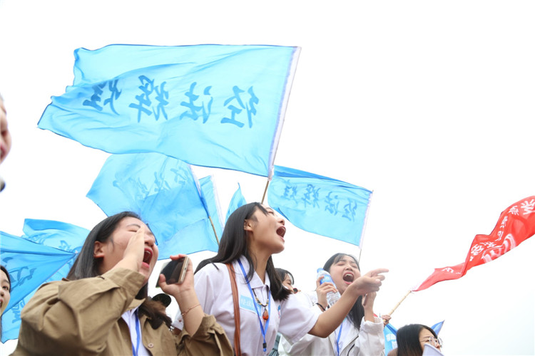经法系学子为运动员加油呐喊 李燕萍.jpg