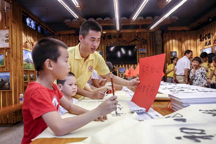 20160707 外语系学子观赏书法家书写习近平讲话词书法与教导小学生们是书写书法 朱高航 (5).JPG