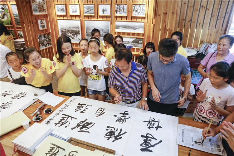 20160707 外语系学子观赏书法家书写习近平讲话词书法与教导小学生们是书写书法 朱高航 (6).JPG