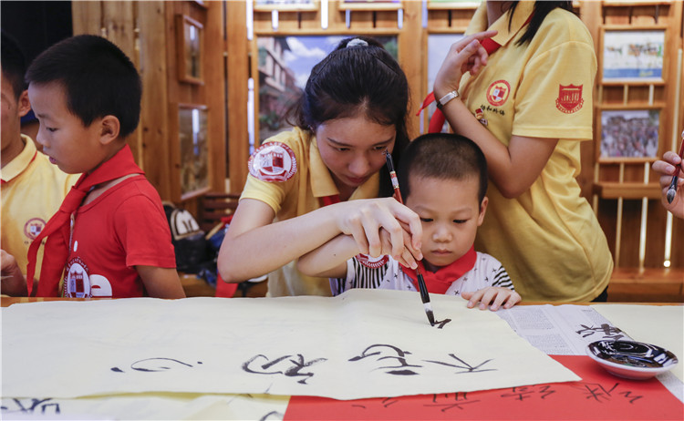 20160707 外语系学子观赏书法家书写习近平讲话词书法与教导小学生们是书写书法 朱高航 (8).JPG