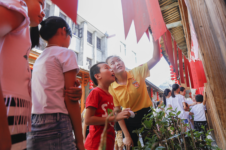 20160705 外语系实践活动党章一小时与小学生和老党员们学习和猜谜 朱高航 (16).JPG