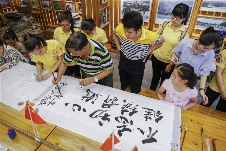 20160707 外语系学子观赏书法家书写习近平讲话词书法与教导小学生们是书写书法 朱高航 (3).JPG