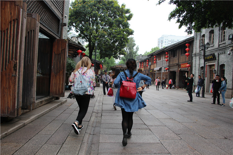 学生在规定时间内“抢购” 朱高航 - 副本_副本.jpg