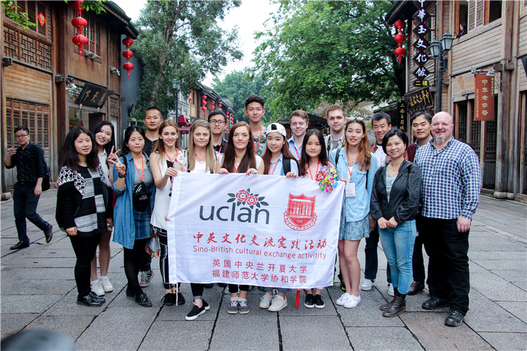 中英学子在三坊七巷合影 朱高航 - 副本_副本.jpg