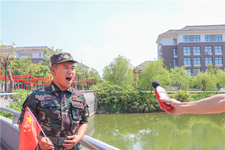 退伍士兵对着分贝仪喊话 罗钰龙摄 .jpg