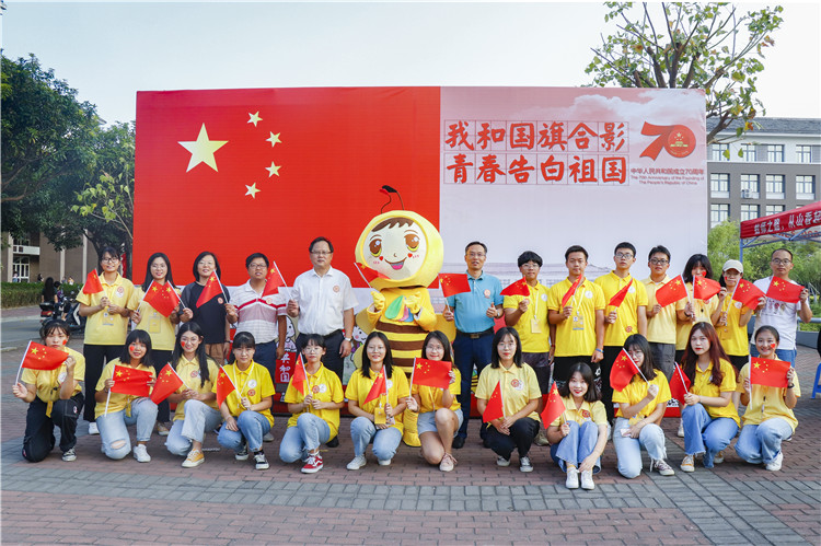 院领导与学院学生记者站成员合影.jpg