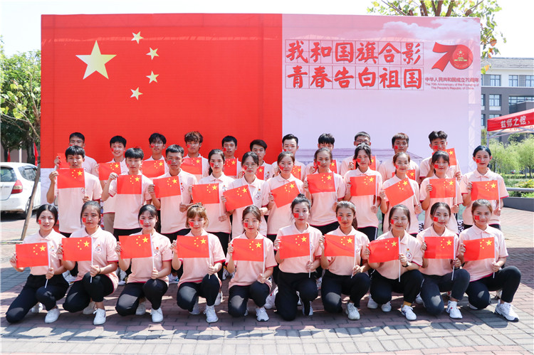 外语系学生与国旗合影 郭君城摄 - 副本.jpg