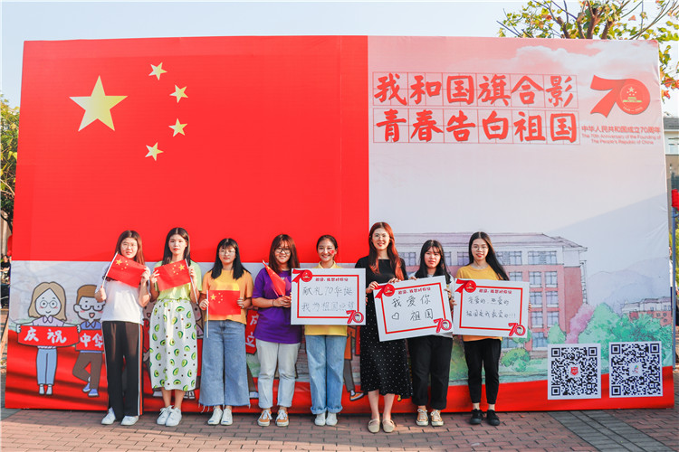 学生与国旗合影 林小毳摄.JPG