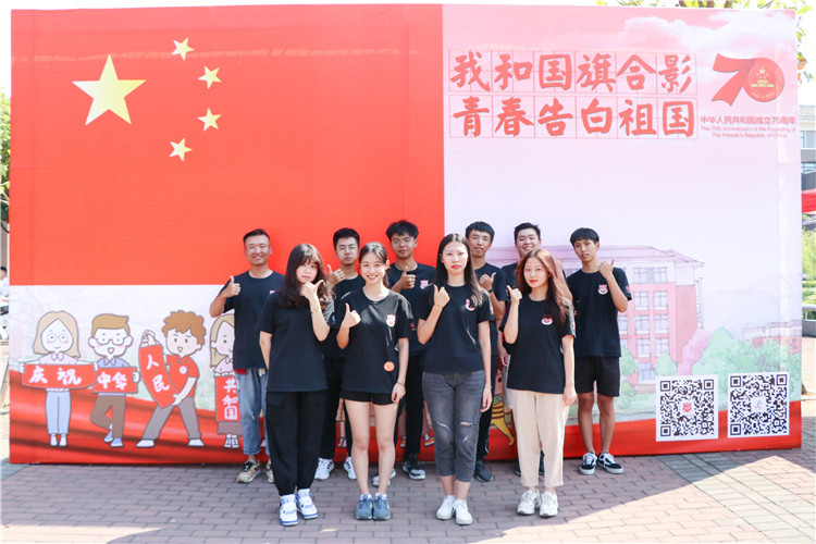 院纠察大队与国旗合影 郭君城摄.jpg