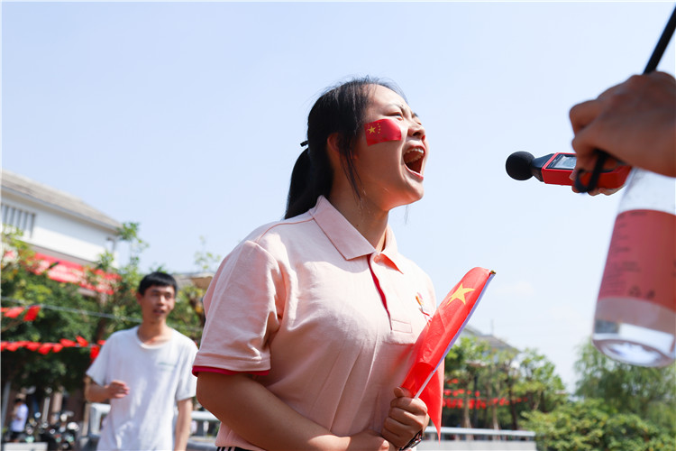 学生对着分贝仪喊话 苏曼雨摄.jpg