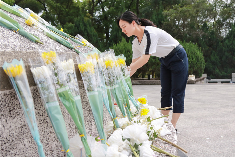 20180404 管理学系党总支副书记苏秋红老师正在给烈士献花 林小毳摄.JPG