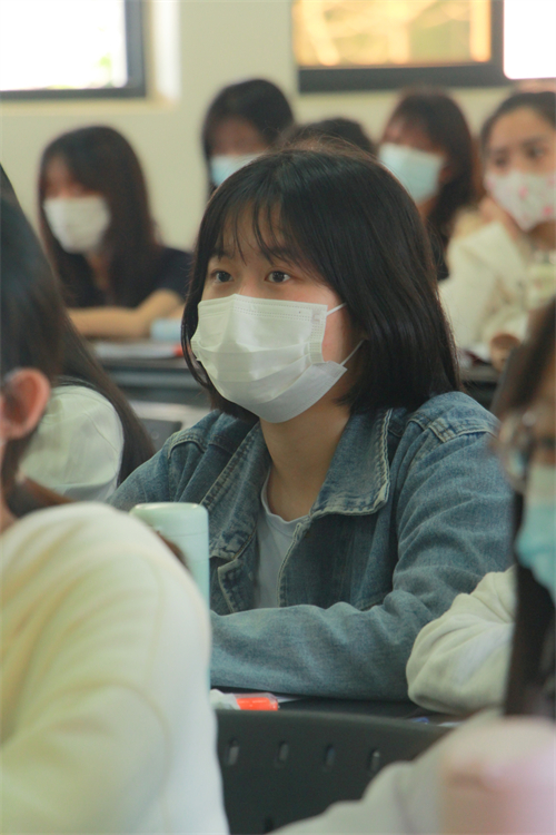 20220411线下复课 老师、同学在教室中上课 陈静莹摄.jpg