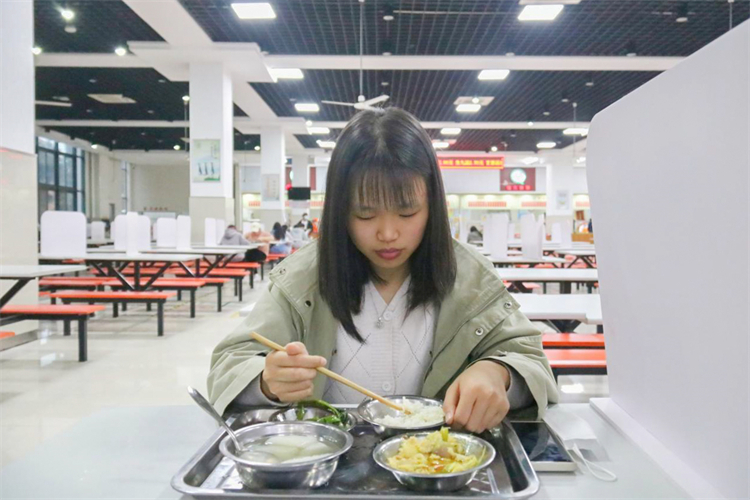 20220417食堂就餐 谢静云摄.jpg