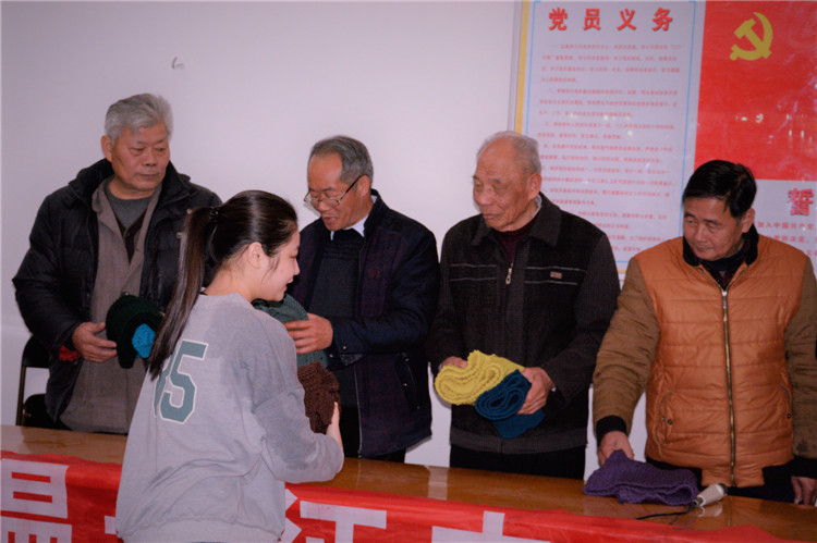 我院学子为老干部送上围巾(1).JPG