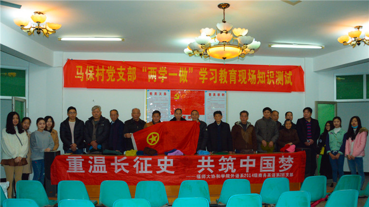 老党员与我院学子合影留念.jpg