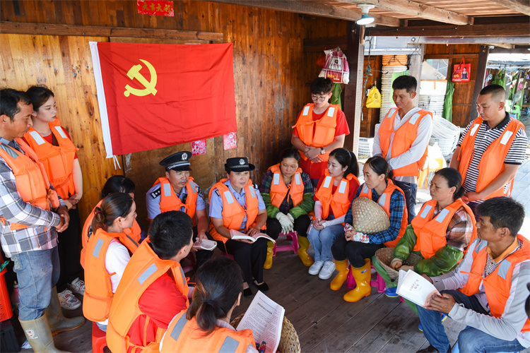 20210710 经法系社会实践 经法系同学与民警在渔排上同渔民一起学党史并宣传普法 陈贞元摄.jpg